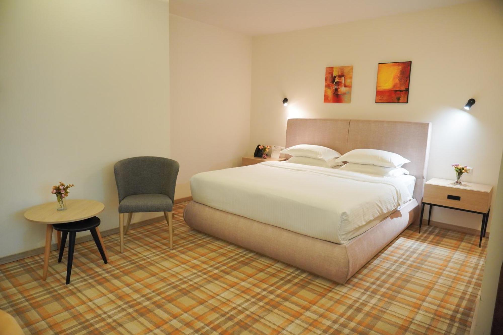 Best Western Premier Batumi Exterior foto A room at the hotel