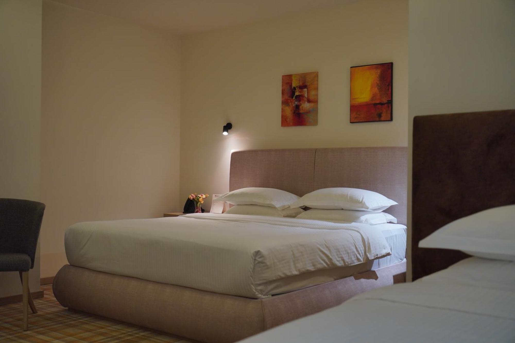 Best Western Premier Batumi Exterior foto A bedroom at the hotel