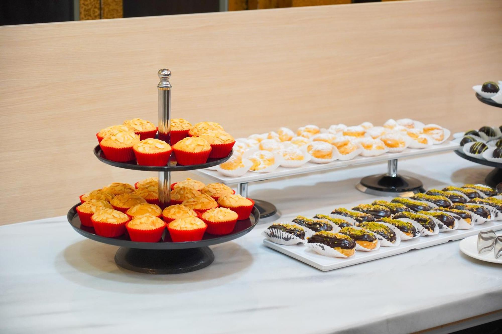 Best Western Premier Batumi Exterior foto A tiered serving stand
