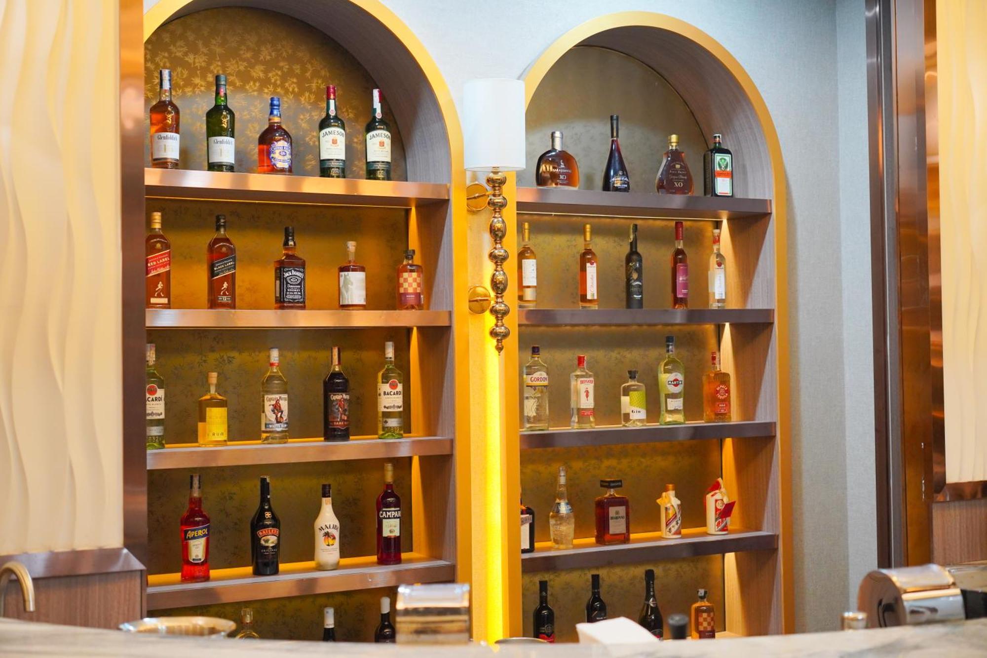 Best Western Premier Batumi Exterior foto A selection of liqueurs